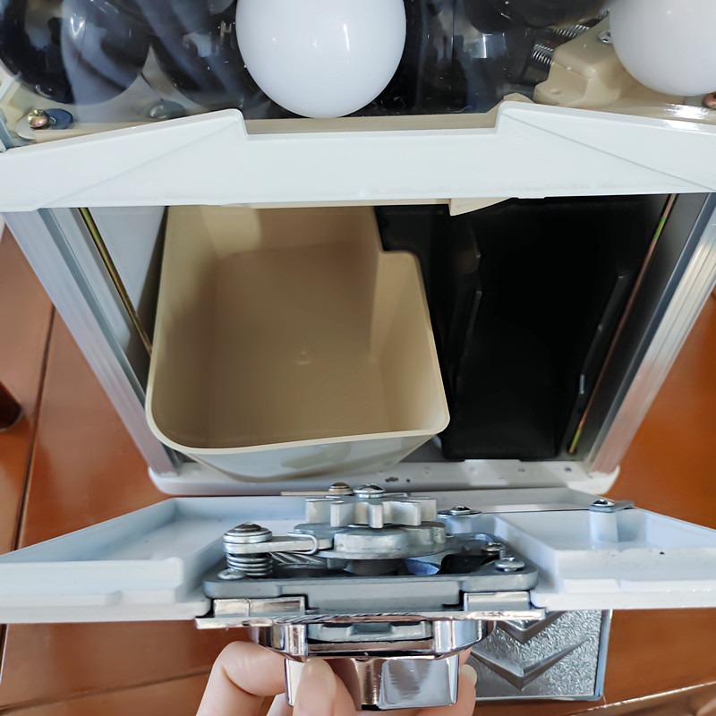 Coin-operated egg twister acti - مراجعة Arcade Ticket Machine وسعره